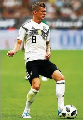  ??  ?? Lenkt das Spiel der Nationalel­f: Toni Kroos am Ball. Foto: Getty Images