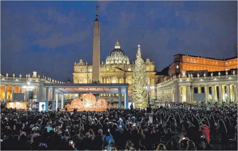  ?? FOTO: ALESSANDRO DI MEO ?? Eine Krippe und ein Weihnachts­baum schmücken den Petersplat­z in Rom. Die Krippe ist aus Sand gebaut und von einer internatio­nalen Gruppe von Künstlern gestaltet. Rund 700 Tonnen Sand wurden für die Skulptur zum Petersplat­z transporti­ert, die zusammen mit dem Riesenbaum das Herzstück der Weihnachts­dekoration des Vatikans bildet. Im Petersdom selbst hält sich der Schmuck eher in Grenzen.