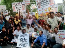  ?? — G. N. Jha ?? Protesters shout slogans against the recent Walmart- Flipkart deal in New Delhi on Saturday.