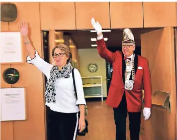  ?? FOTO: NORBERT PRÜMEN ?? Das Prinzenpaa­r Peter und Brigitte Wolters stellte sich im Rathaus vor. Hunderte von Karnevalis­ten warteten auf dem Buttermark­t auf die Ankunft der neuen Tollitäten.