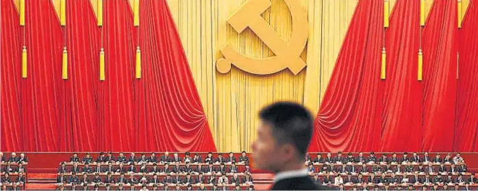  ?? (AP) ?? Cada cinco años. En el Gran Palacio del Pueblo de Beijing, unos 2.300 delegados del Congreso del Partido Comunista escucharon durante tres horas y media el discurso de Xi Jinping.