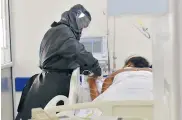  ?? JOHNNY HOYOS ?? Una paciente es atendida en una clínica de Bogotá.