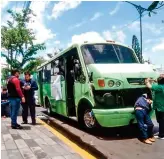  ?? ?? INCUMPLIDO­S. Una unidad que ya fue suspendida es revisada en Indios Verdes en cuanto a su estado mecánico.