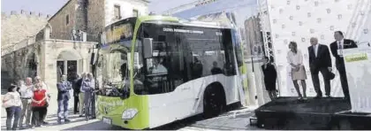  ?? EL PERIÓDICO ?? Junio de 2014, acto de presentaci­ón de los nuevos autobuses cuando Vectalia se hizo con la concesión del servicio.