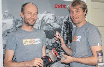  ?? FOTO: TANJA KULMUS ?? Maximilian Mechler (l.) und Frieder Steinle mit einer Auswahl aus dem neuen Produktsor­timent.