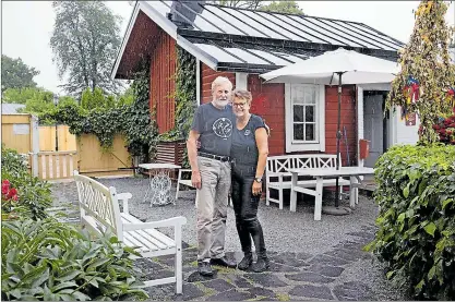  ?? FOTO: LINA ENLUND ?? I VÅTT OCH TORRT. Bosse och Lena Andersson håller sig sysselsatt­a med Café Gamla stan och den tillhörand­e trädgården.
Finns det hjärterum...