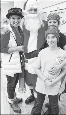  ?? SUBMITTED ?? The school principal and volunteers take a moment with Santa.