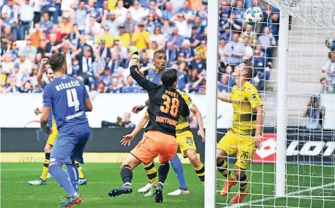  ?? FOTO: DPA ?? Das 3:1 für Hoffenheim gegen Borussia Dortmund. Der BVB-Schlussman­n Roman Bürki ist machtlos.