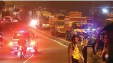  ?? BOY SLAMET/JAWA POS ?? MENGULAR TIGA KILOMETER: Bodi truk yang terguling membuat kemacetan panjang di Jalan Raya Taman menuju Surabaya.