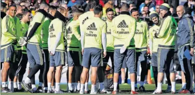  ??  ?? ATENTOS. Los madridista­s escuchan a Zidane durante la charla en un entrenamie­nto.
