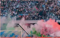  ?? LAPRESSE ?? Maradona tricolore
Uno dei tanti momenti di festa nello stadio napoletano