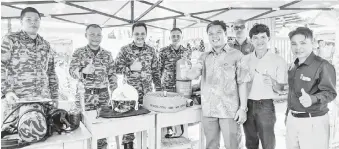  ??  ?? PAMERAN: Pasukan Bomba dan Penyelamat daerah Beluran bersama rombongan perasmian ketika lawatan ke tapak pameran.