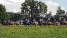  ?? Foto: Lechleite ?? Die Quadrille mit den Islandfahn­en war einer von vielen Programmpu­nkten beim Tag der offenen Tür auf dem Islandpfer­dehof Lechleite.