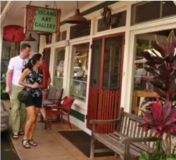  ?? JOANNE BLAIN ?? Tourists window shop at an art gallery in the western Kauai town of Hanapepe.