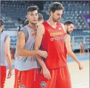  ?? FOTO: FEB ?? Willy Hernangóme­z y Pau Gasol en la sesión.