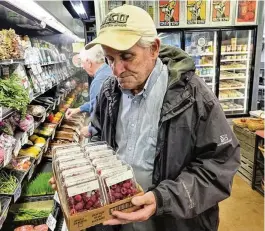  ?? CONTRIBUTE­D ?? Charles Geraci delivers freshly picked raspberrie­s — one of the finalists for local produce of the year — to MOON Co-Op in Oxford.