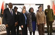  ?? ?? Balbina da Silva (ao centro), embaixador­a de Angola na Alemanha
