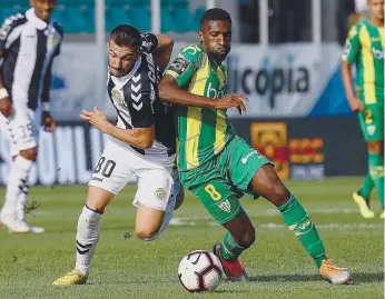  ??  ?? Hélder Tavares, do Tondela, protege, com o corpo, a entrada de Vítor Gonçalves