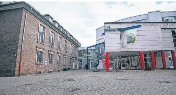  ?? RP-FOTO: ANDREAS BRETZ ?? Das Stadtmuseu­m ist im denkmalges­chützten Palais Spee untergebra­cht (links) und im Neubau von 1991 (rechts).