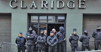  ?? (Afp) ?? All’entrata La polizia belga blocca l’ingresso del Claridge hotel sede del Natcon, conferenza dell’estrema destra