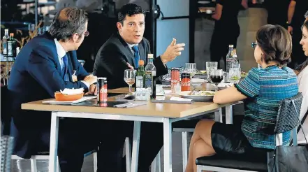  ?? DIDA SAMPAIO/ESTADÃO ?? Mesa. Sérgio Moro almoça, em Brasília, com Fabiano Bordignon, Érika Marena e outros integrante­s da equipe de transição