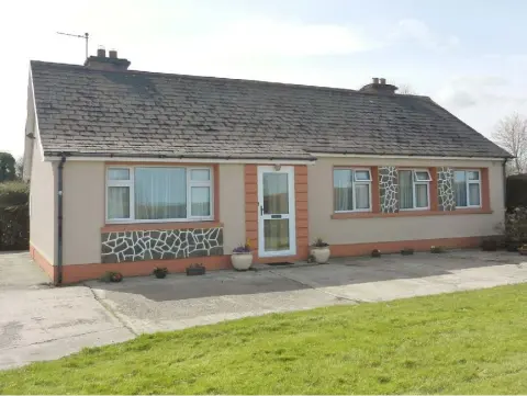  ??  ?? The neat bungalow on the farm was built in 1972 and is described by the auctioneer as being in very good condition