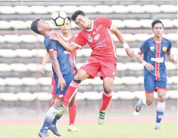  ??  ?? AERIAL BATTLE: Sabah midfielder Mohd Aidil Safee (right) making a header in the President Cup Group A tie against Selangor at the Likas Stadium yesterday. - Photo courtesy of Jaiman Taip.