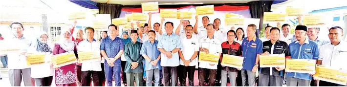  ??  ?? SEBAHAGIAN guru yang hadir merakamkan gambar kenangan bersama Sapawi selepas menerima cek untuk Bantuan Awal Persekolah­an.