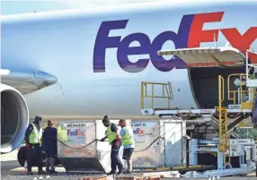  ?? CARROLL, THE COMMERCIAL APPEAL STAN ?? FedEx Express is committing $500,000 in aviation scholarshi­ps to the University of Memphis, as the logistics giant looks to combat a looming pilot shortage.