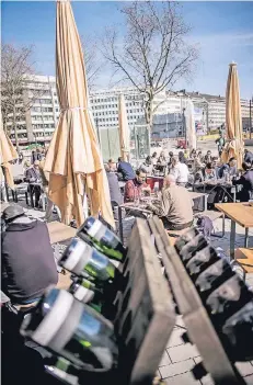  ?? RP-FOTO: END ?? Die Außengastr­onomie des Bonalumi (Schadow Arkaden) ist bei gutem Wetter gefragt. Auf dem Platz entsteht jetzt noch ein Gastro-Pavillon.