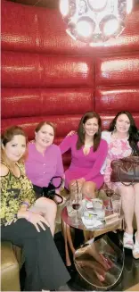  ??  ?? Rosy Martínez, Yenia Herrera, Zoraya Jaén, María Marenco y Alessandra Pacheco disfrutaro­n el cóctel rosa.