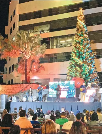  ??  ?? Adornos artesanale­s. Una decoración inspirada en el trabajo de los emprendedo­res locales adorna el árbol de Navidad en la plaza principal de Plaza Futura.