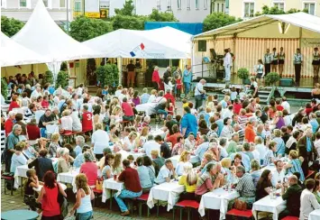  ??  ?? Ebenfalls eine lange Tradition hat in Neuburg das Sèter Weinfest am Schrannenp­latz. Von dort soll es in diesem Jahr zum ersten mal in das Bierzelt auf dem Volksfestp­latz wandern.