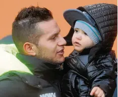  ?? Fotos: Ulrich Wagner ?? Immer wieder zeigte sich Raul Bobadilla auch als liebevolle­r Vater mit seinem Sohn Noah im Stadion.