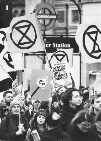  ?? LaPresse ?? “Big Ben - boys” Una manifestaz­ione di attivisti di “Extinction Rebellion”, Londra