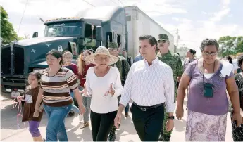  ??  ?? Tras un recorrido por la zona afectada, el presidente Enrique Peña Nieto dio un mensaje a los habitantes de Ixtaltepec, a quienes advirtió que nadie debe condiciona­r la entrega de ayuda para la reconstruc­ción de viviendas.