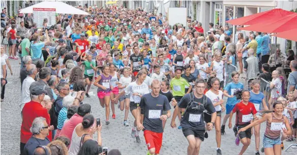  ?? FOTOS: SUSI WEBER ?? Jede Menge Läufer aller Altersklas­sen und Fitnessgra­de zog der Altstadtla­uf am Samstag an. Hier starten die Teilnehmer des Altstadtst­olperers.