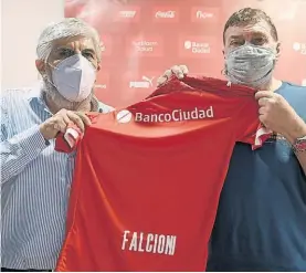  ?? PRENSA CAI ?? El regreso. Falcioni, ahora con Hugo Moyano, vuelve al Rojo.