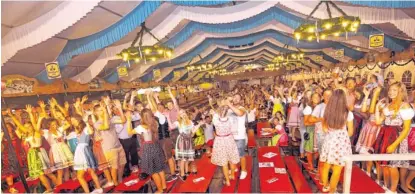  ??  ?? Die Jugend hat das Friedberge­r Volksfest längst für sich entdeckt. Wenn am Abend die Partybands spielen, tanzen Burschen und Mädchen in Lederhose und Dirndl auf den Tischen.