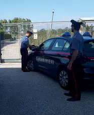  ??  ?? Il luogo I carabinier­i a Varcaturo fuori la casa di Milik