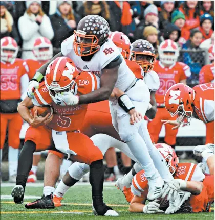  ?? GARY MIDDENDORF/DAILY SOUTHTOWN PHOTOS ?? Brother Rice defensive lineman Justin Jefferson sacks Marist quarterbac­k Mike Markett in a Class 8A state semifinal on Saturday.