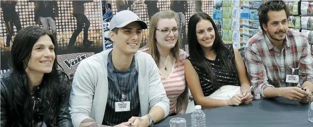  ??  ?? Les finalistes de La Voix se sont fait un plaisir de rencontrer le public, de poser et de signer des autographe­s pour quelque 500 admirateur­s.