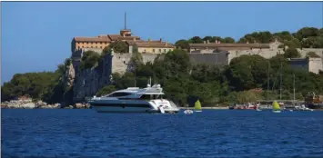  ??  ?? Les yachts viennent mouiller nombreux devant le fort royal de SainteMarg­uerite.