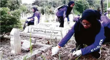  ??  ?? NUR AIN ketika melakukan kerja sukarela di tanah perkuburan.