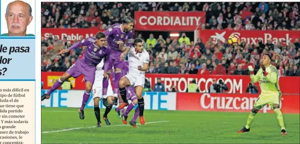  ??  ?? ERROR CLAVE. Keylor no se decidió a salir a por el balón en la jugada en la que Sergio Ramos marcó en propia meta. Fue el empate sevillista.