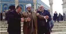  ??  ?? PENGARAH Masjidil Al-Aqsa, Sheikh Omar al-Kiswani turut dikasari polis Israel. - Agensi