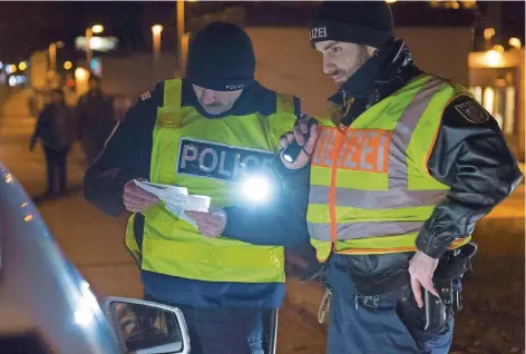  ?? FOTO: BECKER&BREDEL ?? Ein Beamter der Polizeiins­pektion Brebach kontrollie­rte hier an der Saarbrücke­r Straße mit einem Kollegen von der Police Nationale einen Autofahrer. Das Hauptaugen­merk der deutsch-französisc­hen Teams lag darauf, Fahrer mit Alkohol oder Drogen aus dem...