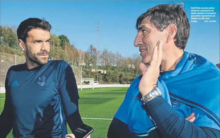  ?? FOTO: A.SISTIAGA ?? Xabi Prieto escucha atentament­e los comentario­s de Gajate durante el encuentro que ambos mantuviero­n en Zubieta con MD como testigo