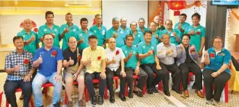  ?? ?? Ding (seated, fourth left) joins the officials and other guests in a group photo, taken after the Bintangor Farmers Associatio­n’s seminar.