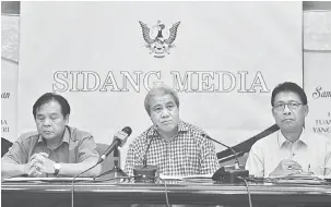  ??  ?? NERANG: Awang Tengah (duduk tengah) ba aum pengarang berita di Kuching kemari.